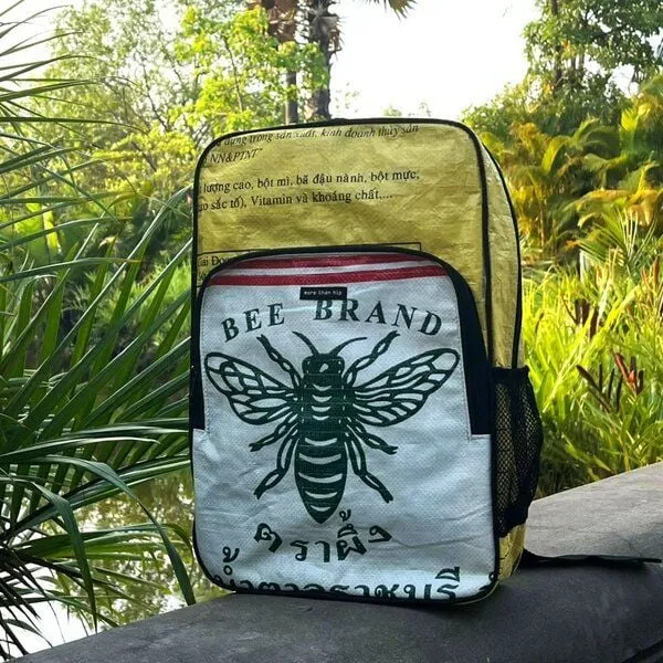 MoreThanHip MoreThanHip Laptop-Rucksack 15,6 Zoll aus recycelten Zement- oder Fischfuttersäcken - Trong, Weiß/grün - biene, – Produktbild 1 von 4