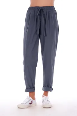 RAVENS VIEW IBIZA RAVENS VIEW IBIZA Damen vegan Hose Santorini Anthrazitgrau – Produktbild 1 von 1