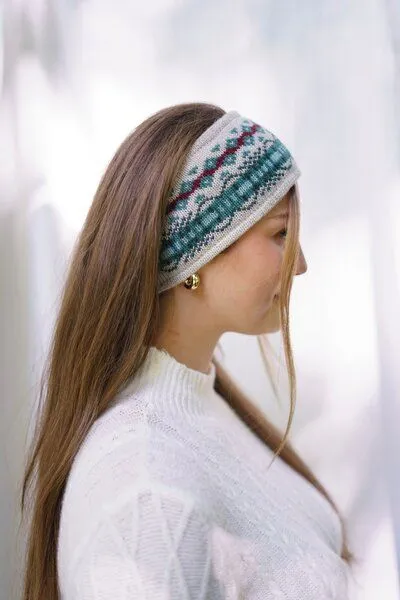 Haus of Namaste Haus of Namaste Handgefertigtes Stirnband aus Lammwolle | Winter-Ohrwärmer aus Fair-Isle-Strick | Haferflockenbasis mit blaugrünem und kastanienbraunem Design | Ethisch, nachhaltig und fair – Produktbild 2 von 2