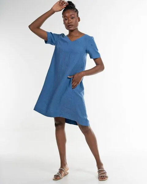 Alma & Lovis Alma & Lovis Legeres Kleid mit V-Ausschnitt aus reinem Leinen | Linen V-Neck Dress, Delft (blau), – Produktbild 3 von 4
