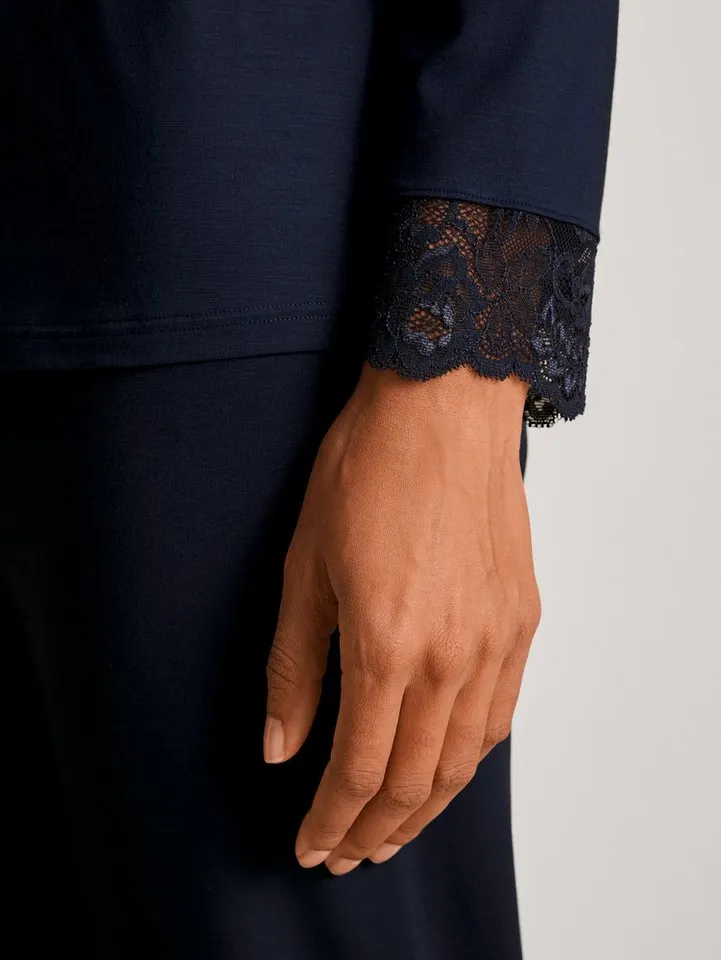CALIDA CALIDA Schlafanzug Elegant Dreams (2 tlg) Spitze an Ausschnitt und Bündchen, Single Jersey, elastisch, weich, Blau, – Produktbild 4 von 5