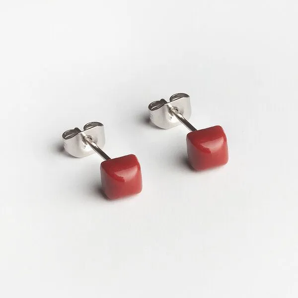 ALEXASCHA ALEXASCHA Winzige Ohrstecker aus recyceltem Glas 4mm, Kirschrot, – Produktbild 1 von 4
