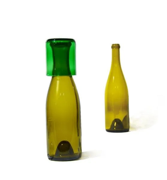 SAMESAME SAMESAME Upcycling Glaskaraffe aus Burgunderflasche mit Becher (0,75l), Grün, – Produktbild 3 von 4