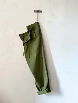 WOTE WOTE Herren vegan Hose Utility Entspannt & Strukturiert Olivgrün – Produktbild 1 von 1