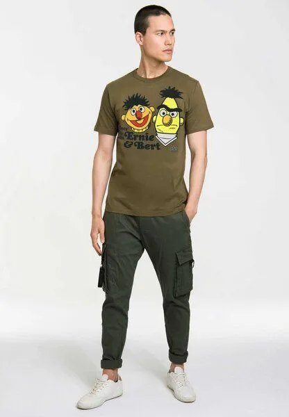 LOGOSH!RT LOGOSH!RT Sesamstrasse Ernie & Bert Havin Fun 100% Organic Cotton T-Shirt, Olivgrün, – Produktbild 3 von 4