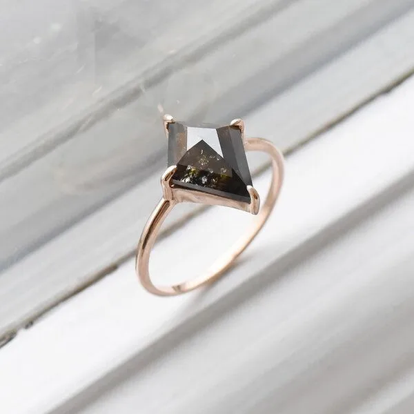 Eppi Eppi Minimalistischer Ring mit Salt and Pepper Diamanten Iban, Gelb, – Produktbild 2 von 4