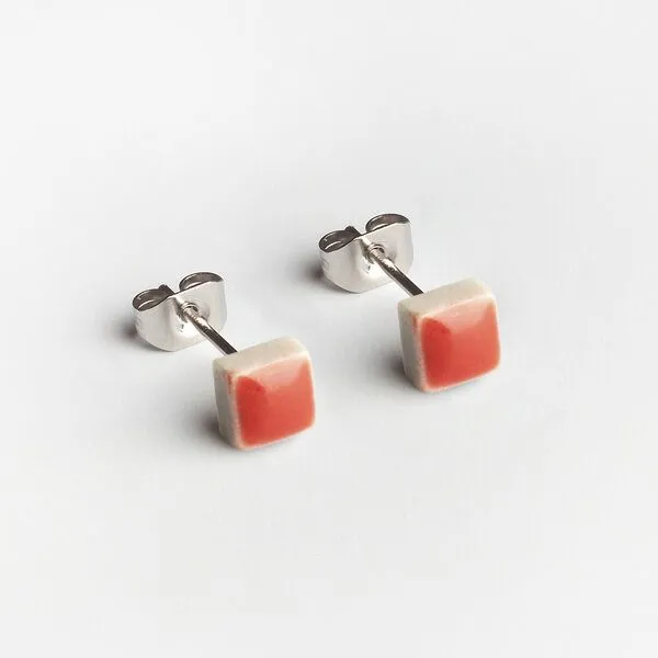 ALEXASCHA ALEXASCHA Minimalistische Keramik Ohrstecker, mini | PUREFORM, Rot, – Produktbild 2 von 4