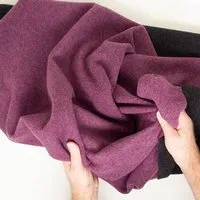 Tuchfabrik Mehler Tuchfabrik Mehler Wollstoff "Flauschloden" doubleface | 100% Schurwolle (89,80 €/m), Beere/schwarz (lila), – Produktbild 1 von 1