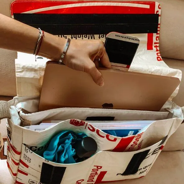 REFISHED fair fashion REFISHED fair fashion Tasche 'MESSENGER BAG' - upcycelte Zementsäcke, #cement beige-rot-schwarz, – Produktbild 3 von 3