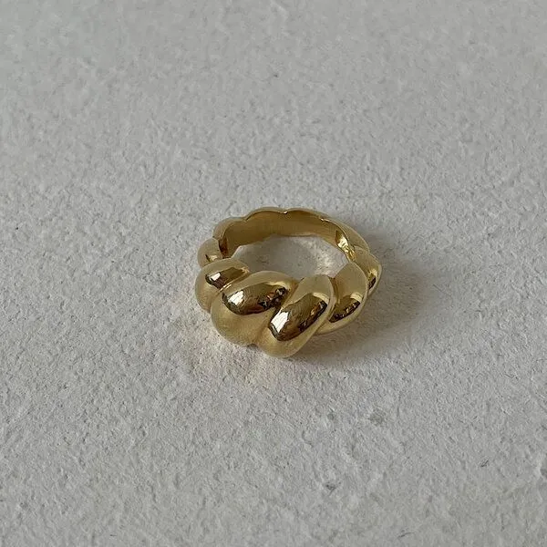 noemvri fashion label noemvri fashion label Croissant Ring asymmetrisch, Gold, – Produktbild 1 von 4