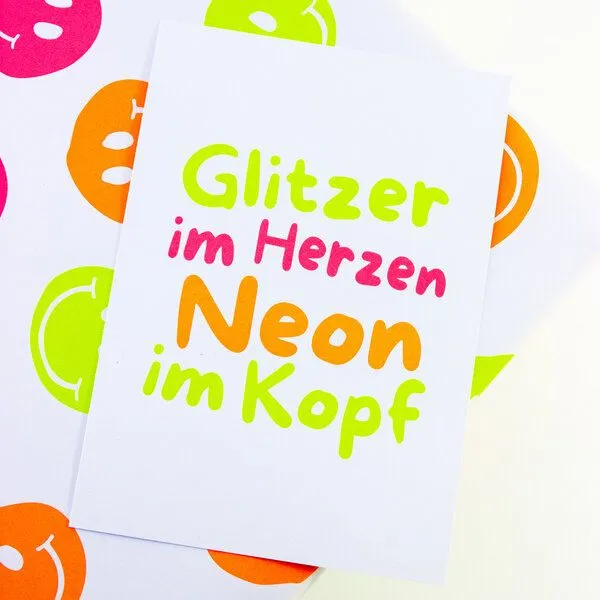 Bow & Hummingbird Bow & Hummingbird Postkarte "Glitzer im Herzen - Neon im Kopf" aus Recyclingpapier – Produktbild 2 von 3