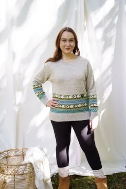 Haus of Namaste Haus of Namaste Fair-Isle-Pullover aus 100 % Lammwolle | Gemütliches nordisches Randmuster | Unisex-Pullover mit schwarzem Schaf | Fair und nachhaltig – Produktbild 1 von 1