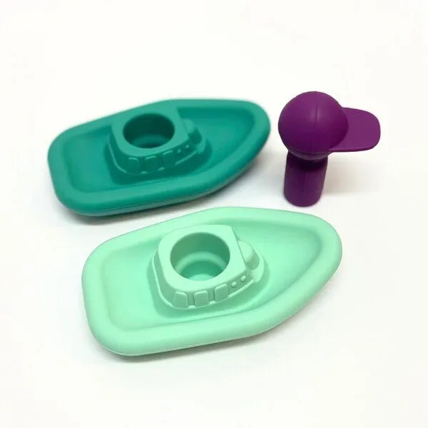 PETIKIDS PETIKIDS Silikon-Badespielzeug Set mit 2 Booten + 1 Kapitän, Grün, – Produktbild 3 von 3