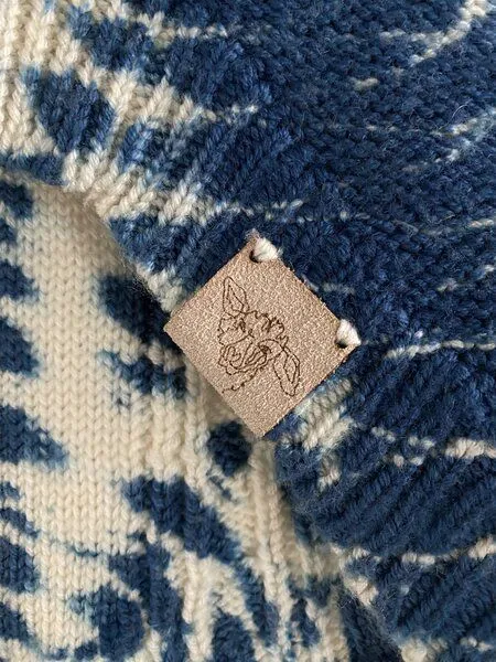 Wooliie Wooliie Indigo Rift Hundepullover aus 100 % Merinowolle mit Zopfmuster & pflanzlicher Färbung – Produktbild 3 von 3