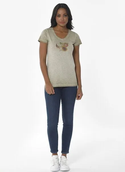 ORGANICATION ORGANICATION Cold Pigment Dyed T-Shirt aus Bio-Baumwolle mit Frucht-Print, Grün(olive), – Produktbild 2 von 4