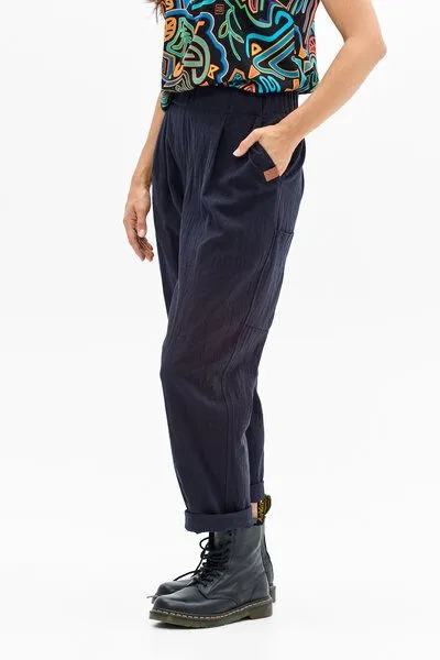 KOKOworld KOKOworld Hose Faro – Lässige Hose mit schmal zulaufendem Bein – 100% Baumwolle – mit Taschen – 100% in der EU fair produziert, Navy, – Produktbild 2 von 4