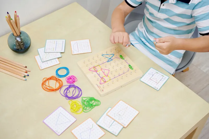 eichhorn eichhorn Lernspielzeug Montessori Geometriebrett, Bunt, – Produktbild 1 von 5