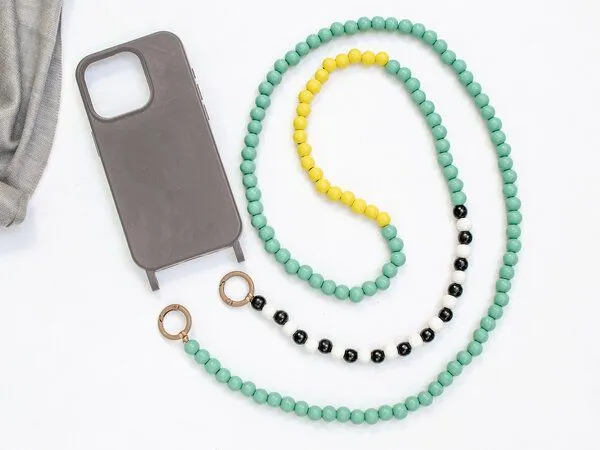 renna deluxe renna deluxe Handykette aus Holzperlen, Crossbody lang, Grün, – Produktbild 3 von 4