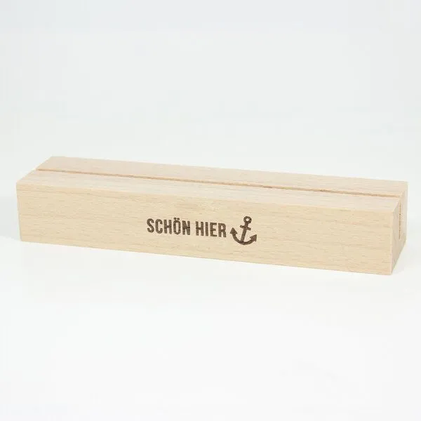 Bow & Hummingbird Bow & Hummingbird Kartenständer Schön hier aus nachhaltigem Buchenholz – Kartenhalter Holz – maritim Deko – Fotohalter – Anker Geschenk – Produktbild 1 von 4