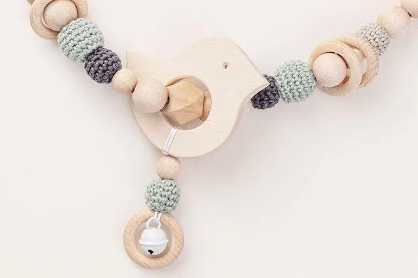NoniKids Berlin NoniKids Berlin Kinderwagenkette Holz *Vogel Glocke* 2 Farben | Bio Baumwolle, Mint/grau, – Produktbild 4 von 4