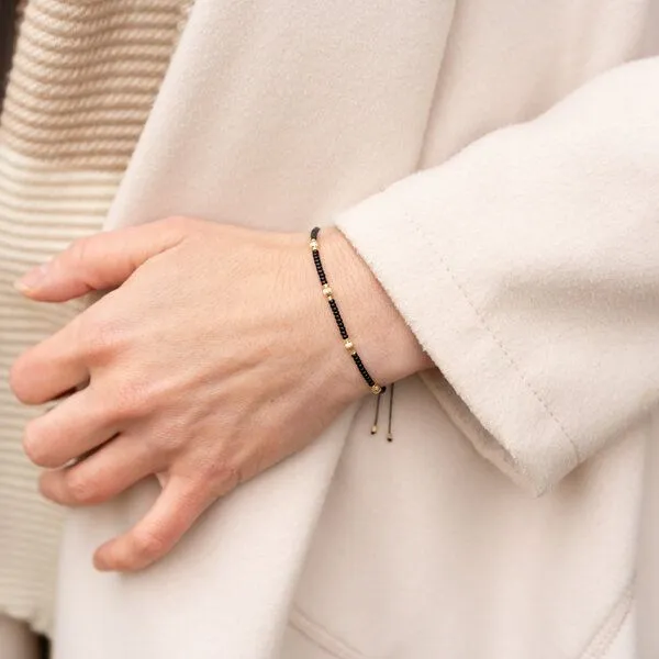 juni juni Schwarzes Perlenarmband "Chloé" mit geriffelten Goldperlen aus recyceltem Gold – Produktbild 2 von 3