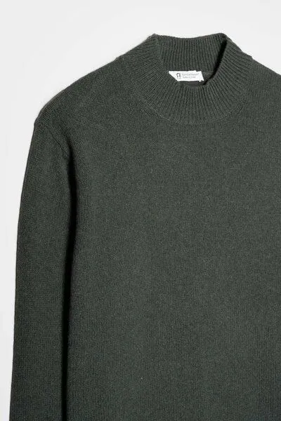 Rifò - Circular Fashion Made in Italy Rifò - Circular Fashion Made in Italy Stehkragenpullover aus recycteltem Kaschmir Modell: Clemente, Grün (moosgrün), – Produktbild 4 von 4