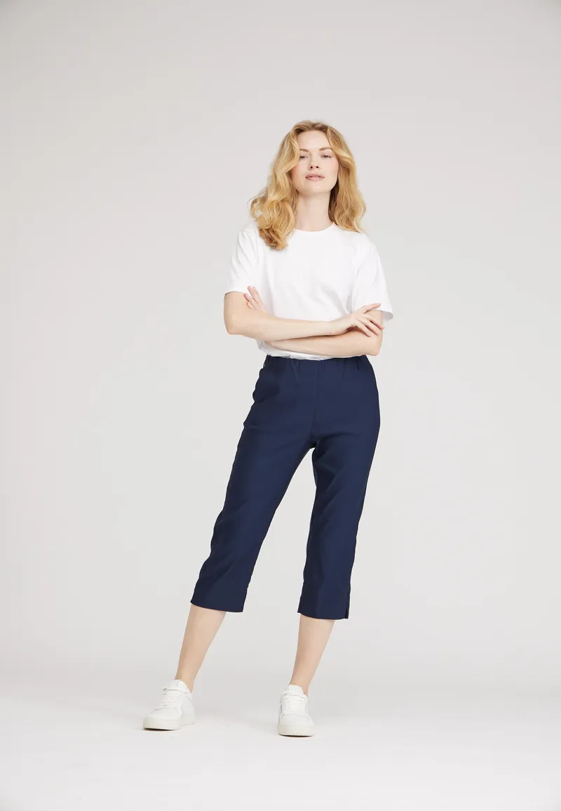 LAURIE LAURIE Damen vegan Hose Taylor Regular Capri Ml Navy, Extra dunkelblau, – Produktbild 1 von 2