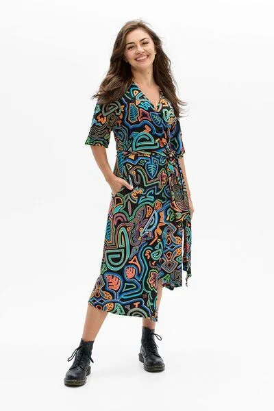 KOKOworld Kleid Maya – farbenfroh aus Viskose – Wickelausschnitt & Taillengürtel – Statement-Print – Fair in EU produziert – KOKOworld, Yala (mehrfarbig), – Produktbild 2 von 4