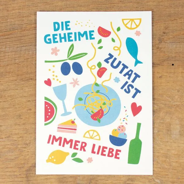 Bow & Hummingbird Bow & Hummingbird Postkarte "Die geheime Zutat ist immer Liebe" aus Recyclingpapier – Produktbild 1 von 3
