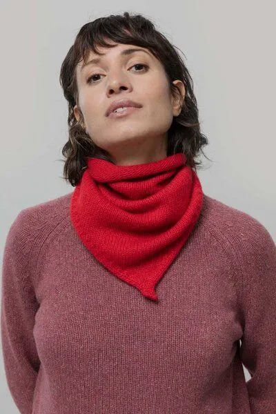 Rifò - Circular Fashion Made in Italy Rifò - Circular Fashion Made in Italy gestricktes Bandana/ Dreieckstuch Masha aus Recycelter Kaschmirwolle, Rot, – Produktbild 1 von 4