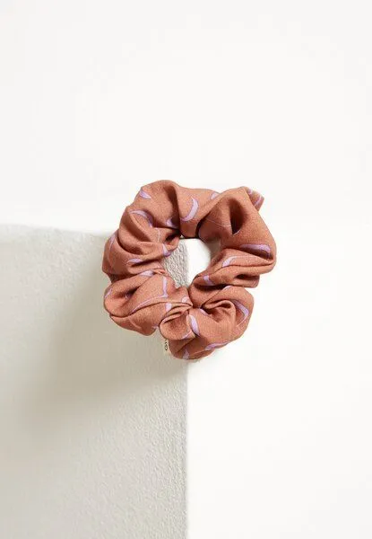 Givn Berlin Givn Berlin Scrunchie aus TENCEL GBSina, Ochre / pink (waves), – Produktbild 1 von 1