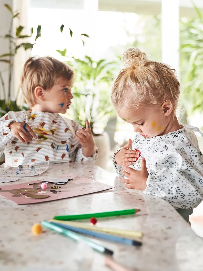 Vertbaudet Bedrucktes Baby Ärmellätzchen mit Auffangtasche, Weiß geblümt/flora, – Produktbild 2 von 4