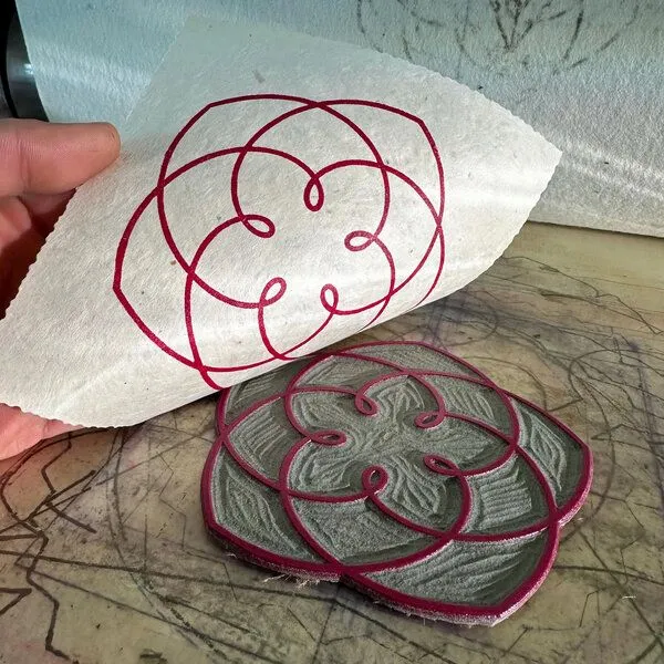 Veskor Cassiopeia Veskor Cassiopeia VENUS FLOWER Heilige Geometrie Linoldruck | 16 × 16 cm | Heißes Pink auf erdigem Altweiß – Produktbild 3 von 4