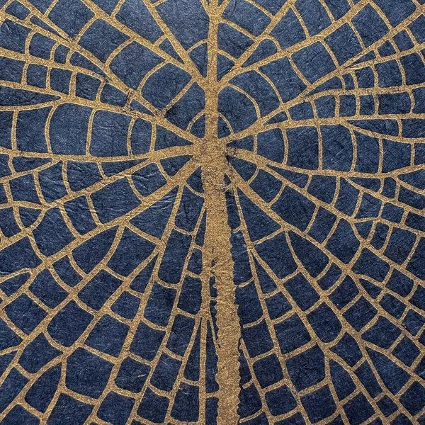 Veskor Cassiopeia Veskor Cassiopeia VICTORIA AMAZONICA Seerosenblatt Linoldruck | 37 x 50 cm | Bronze auf Tiefblau – Produktbild 4 von 4