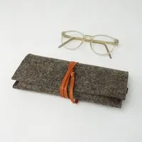 matilda k. manufaktur matilda k. manufaktur Brillenetui 'auguste' XL für breite Brillen aus Wollfilz braun mit Lederband – Produktbild 1 von 1