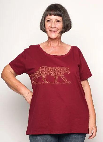 Peaces.bio - handbedruckte Biomode Peaces.bio - handbedruckte Biomode Loosefit Shirt Damen Leopard, Bordeaux, – Produktbild 2 von 2