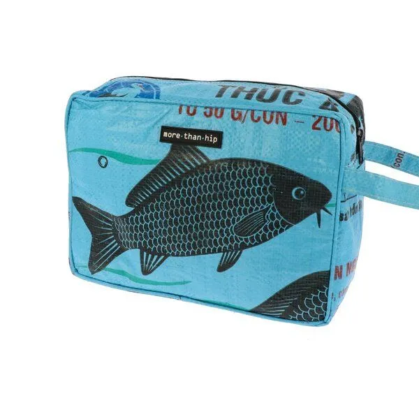 MoreThanHip MoreThanHip Kulturbeutel aus recyceltem Zement- oder Fischfuttersack - Yindee, Blau-fische, – Produktbild 3 von 4