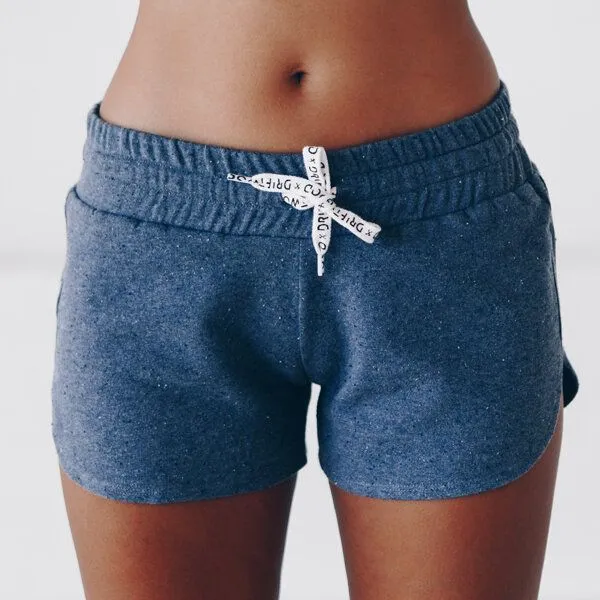 The Driftwood Tales The Driftwood Tales Kurze, sportliche Damenhose mit breitem Bund und DRIFTWOOD-Kordelzug, Blau, – Produktbild 3 von 4