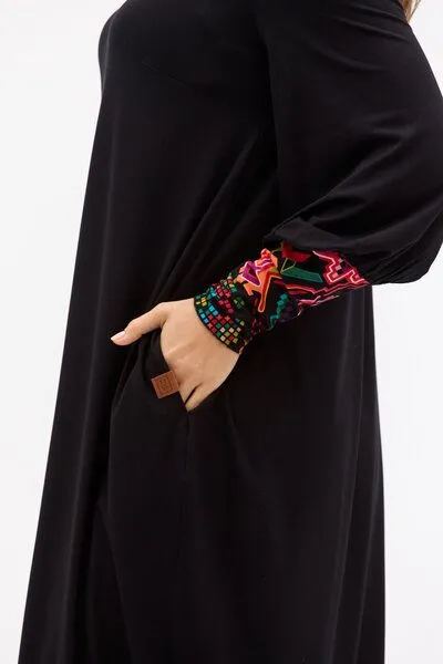 KOKOworld Kleid Morelia – Ballonkleid – Länge bis zum Knie/über das Knie – Aufgebauschte Ärmel – Carré-Ausschnitt – Farbenfroher einzigartiger Print von KOKOworld – Fair produziert in Polen, Black telar (schwarz), – Produktbild 4 von 4