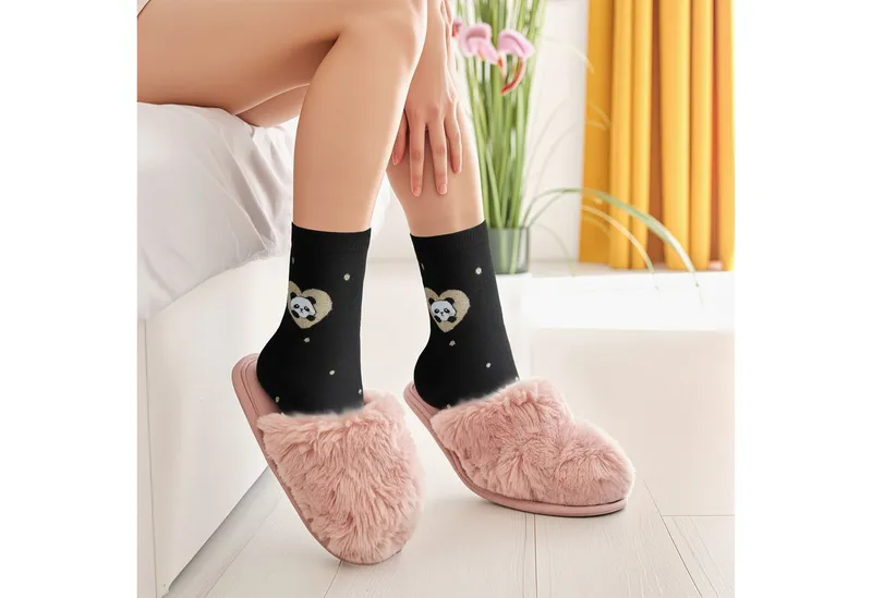 BRUBAKER Socken Lustiges Damensocken Set mit süßen Bären - Cute Panda (Schwarz, Grau, Weiß und Glitzer, 5-Paar, Bärensocken Geschenkset für Frauen) Weich und Kuschelig, Bunt, – Produktbild 4 von 5