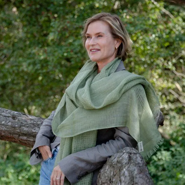 HeritageModa HeritageModa Handgefertigter Unisex-Leinenschal, Khaki grün, – Produktbild 3 von 4