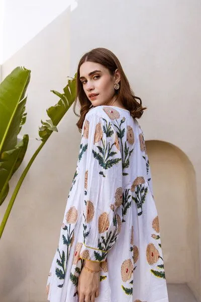 Haus of Namaste Haus of Namaste Ballonkleid kurz aus Bio-Baumwolle „Marigold Kurzkleid“ , handbedruckt mit veganen Farben – Produktbild 3 von 4