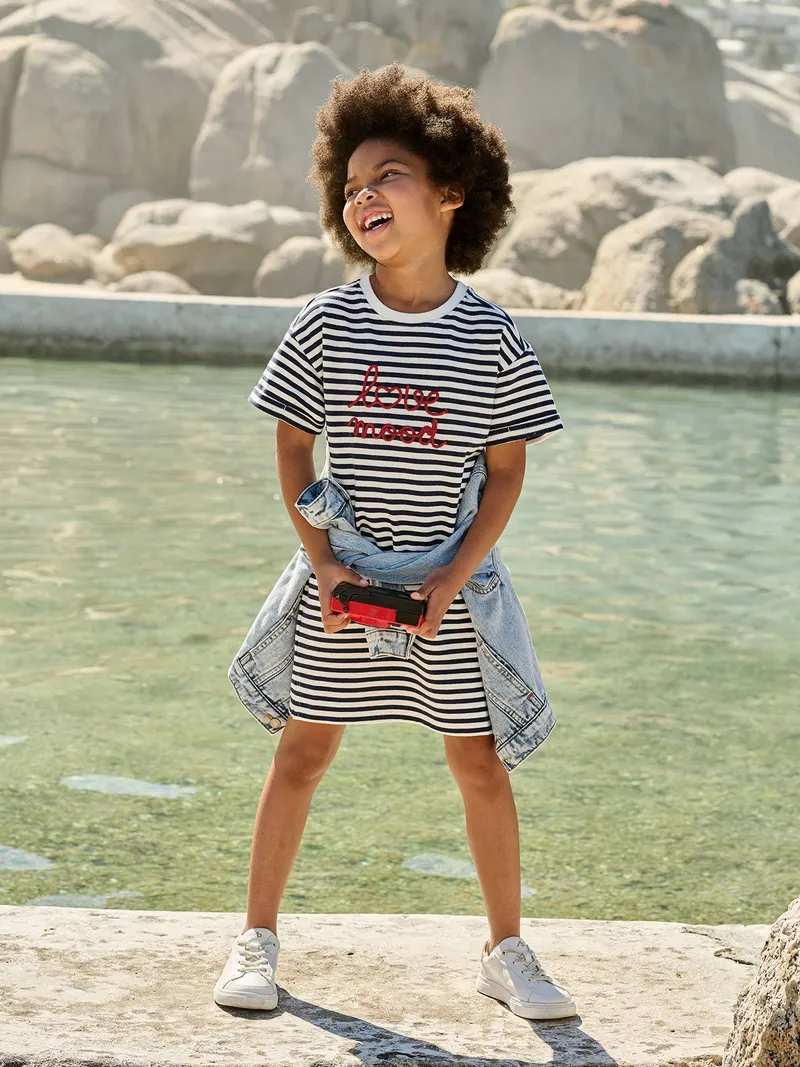 Vertbaudet Leichtes Mädchen Sweatkleid mit Aufdruck, Blau gestreift, – Produktbild 1 von 4