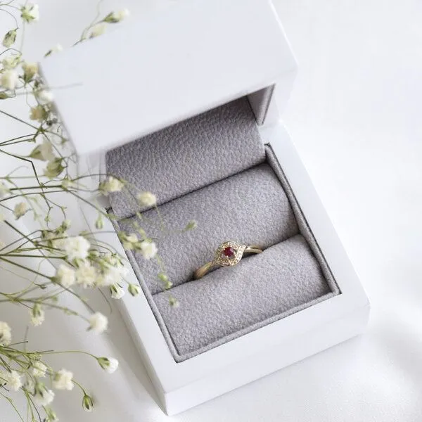 Eppi Eppi Verlobungsring mit Rubin und Diamanten Nurisa, Rosa, – Produktbild 4 von 4