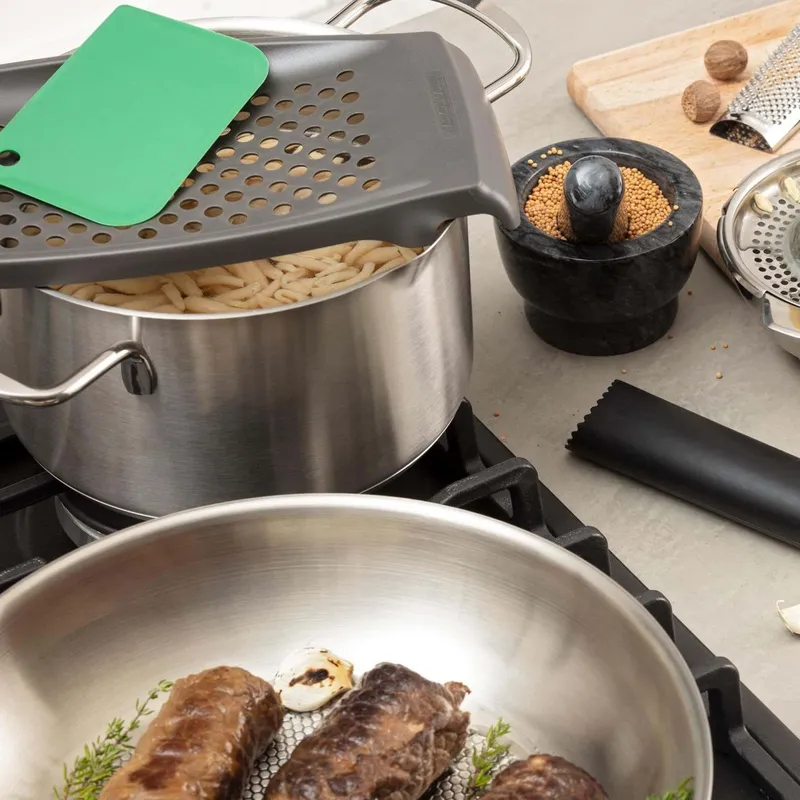Chefkoch trifft Fackelmann Chefkoch trifft Fackelmann Spätzlehobel mit Schaber, 2-teilig – Produktbild 2 von 3