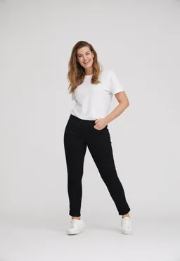 LAURIE LAURIE Damen vegan Hose Serene 5-Pocket Regular Short Length Schwarz – Produktbild 1 von 1