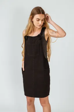 SKFK SKFK Damen vegan Kleid Pinafore Schwarz – Produktbild 1 von 1
