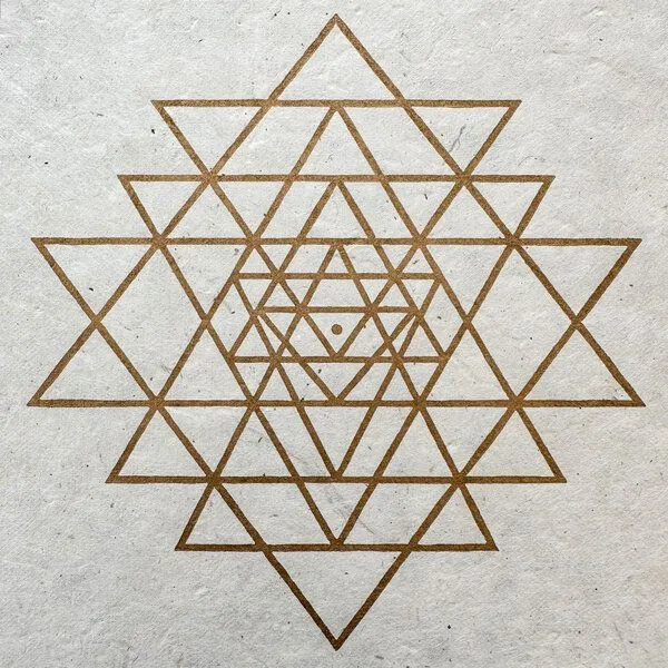 Veskor Cassiopeia Veskor Cassiopeia SRI YANTRA Symbol Linoldruck | 22 × 22 cm | Gold auf Naturweiß – Produktbild 3 von 4