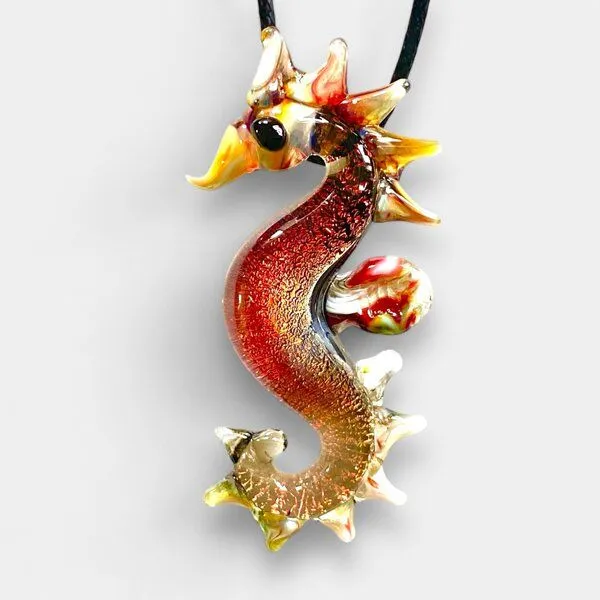 Der Lindwurm Der Lindwurm Kette mit Glasanhänger in Tierform, Rot, – Produktbild 3 von 5