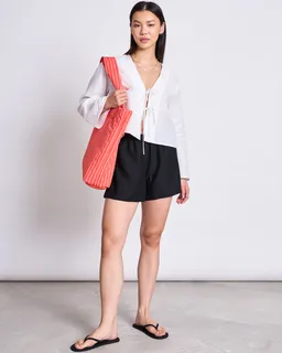 JAN N JUNE JAN 'N JUNE Damen vegan Shorts Marum Drawstring Schwarz – Produktbild 1 von 1